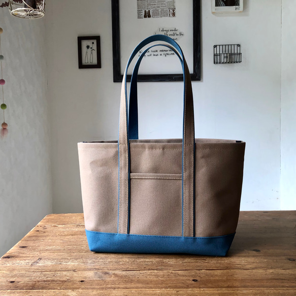 Mベーシック帆布トートバッグ〈グレージュベース×くすみブルー