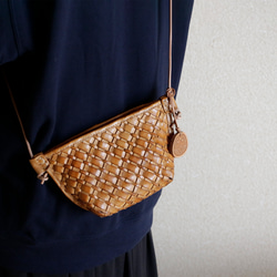 手編みヌメ革ショルダーバッグスマホポーチ小物入れ 1枚目の画像