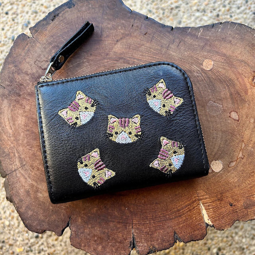 猫の刺繍入りミニ財布