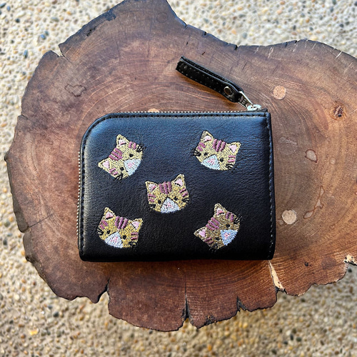 L字ファスナーミニ財布（黒の革に茶トラ猫の刺繍）02014-18 その他ミニ