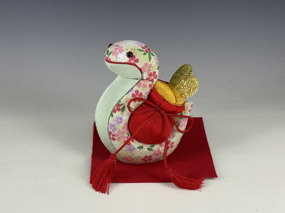 来年の干支、蛇「巳」です。木目込の技法で仕上げました。 その他人形