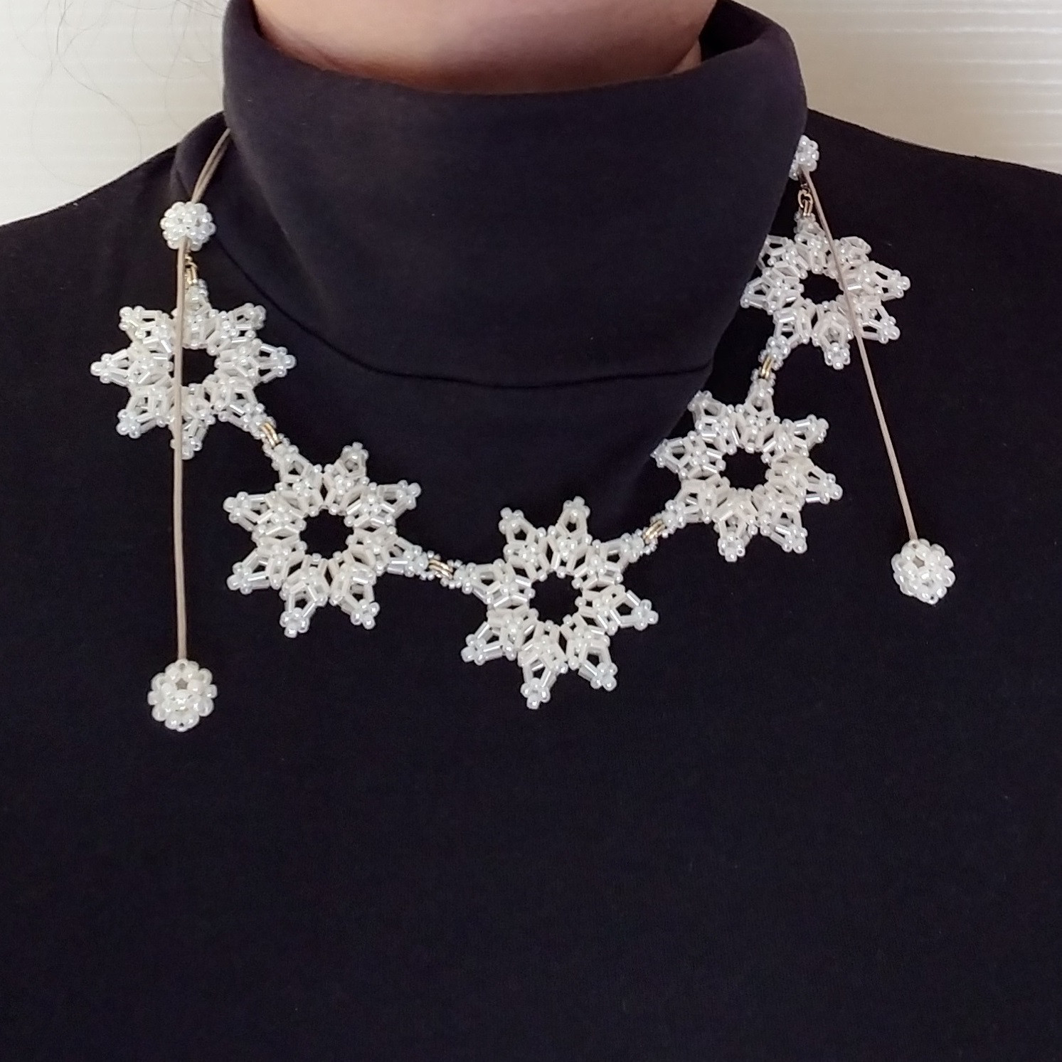 【受注制作】雪の結晶モチーフを連ねた首飾り