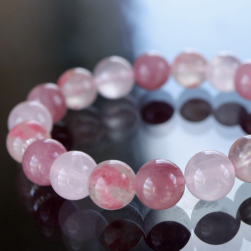 桜の花弁のようなロードナイトシリカと二色のローズクォーツの 優しい