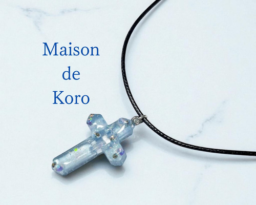 Glacier Cross」— 氷のように澄んだレジンクロスネックレス メンズ