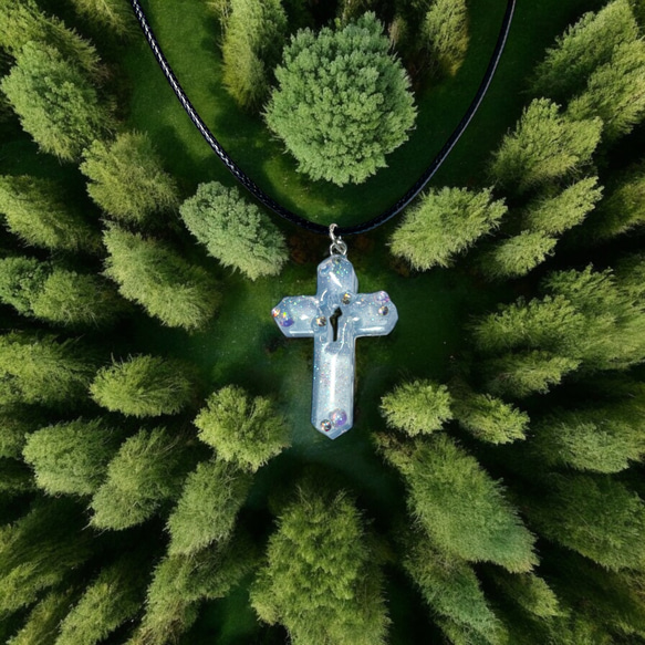 「Glacier Cross」— 氷のように澄んだレジンクロスネックレス　メンズアクセサリー　国内送料無料 3枚目の画像