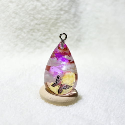 蝶と幻想世界 空レジン ネックレス ペンダント 雲レジン 蝶