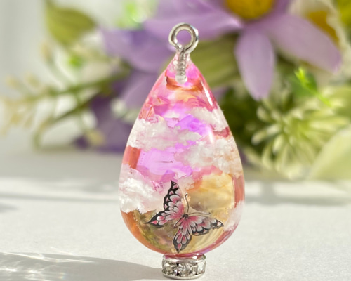 蝶と幻想世界 空レジン ネックレス ペンダント 雲レジン 蝶レジン 綺麗