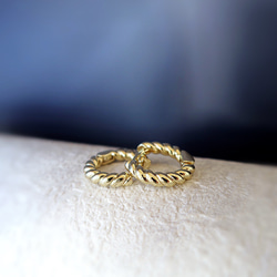 時尚簡約，適合日常配戴。 18K金線扭紋耳環（耳環），低過敏性。 第4張的照片