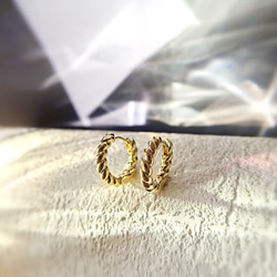 時尚簡約，適合日常配戴。 18K金線扭紋耳環（耳環），低過敏性。 第6張的照片