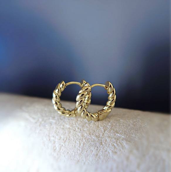 時尚簡約，適合日常配戴。 18K金線扭紋耳環（耳環），低過敏性。 第2張的照片