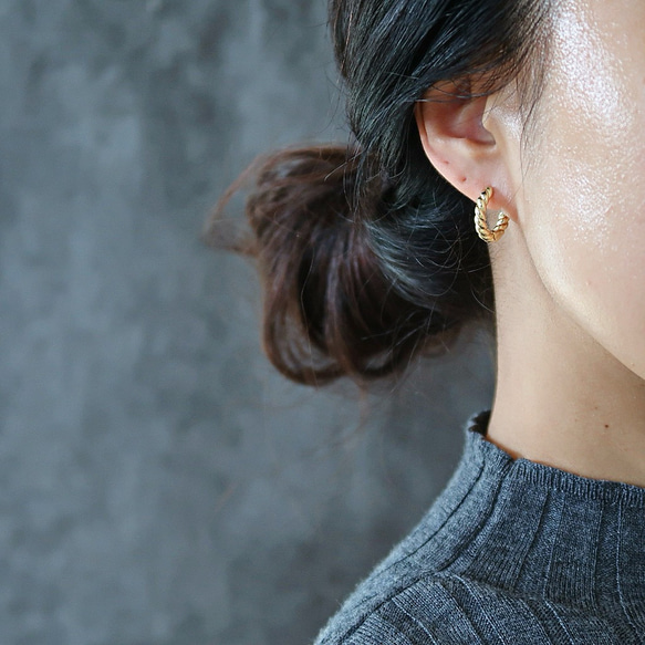 時尚簡約，適合日常配戴。 18K金線扭紋耳環（耳環），低過敏性。 第5張的照片