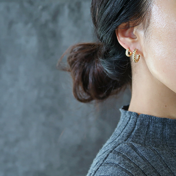 時尚簡約，適合日常配戴。 18K金線扭紋耳環（耳環），低過敏性。 第7張的照片