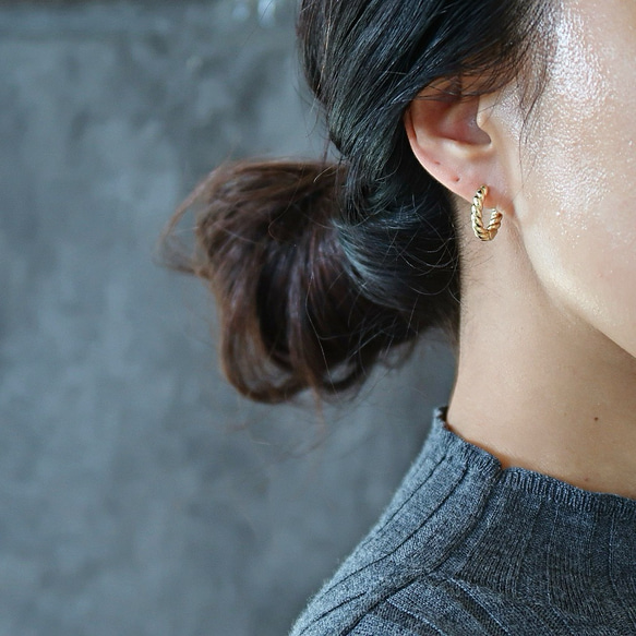 時尚簡約，適合日常配戴。 18K金線扭紋耳環（耳環），低過敏性。 第3張的照片