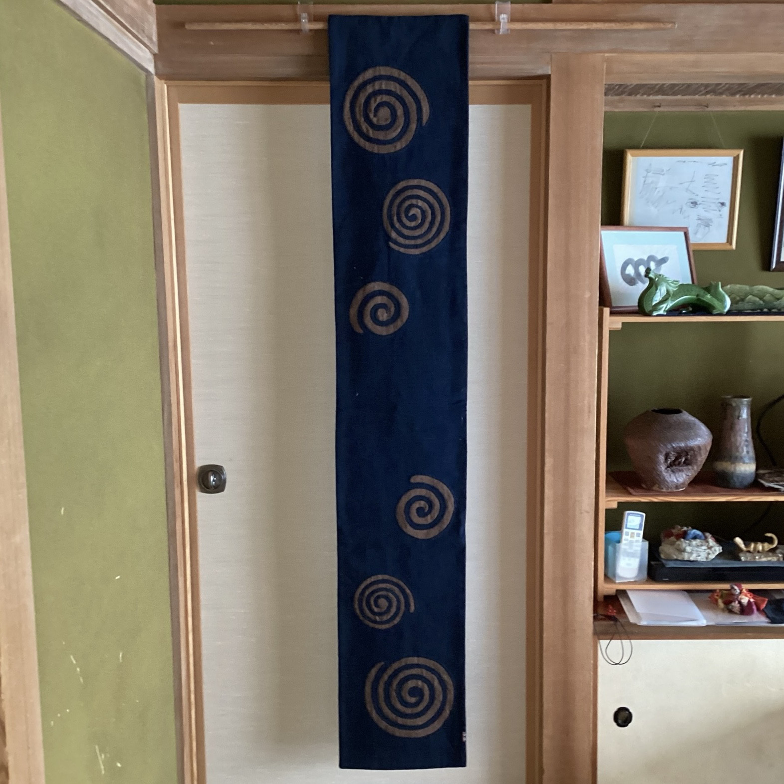 うずまきデザインのタペストリー