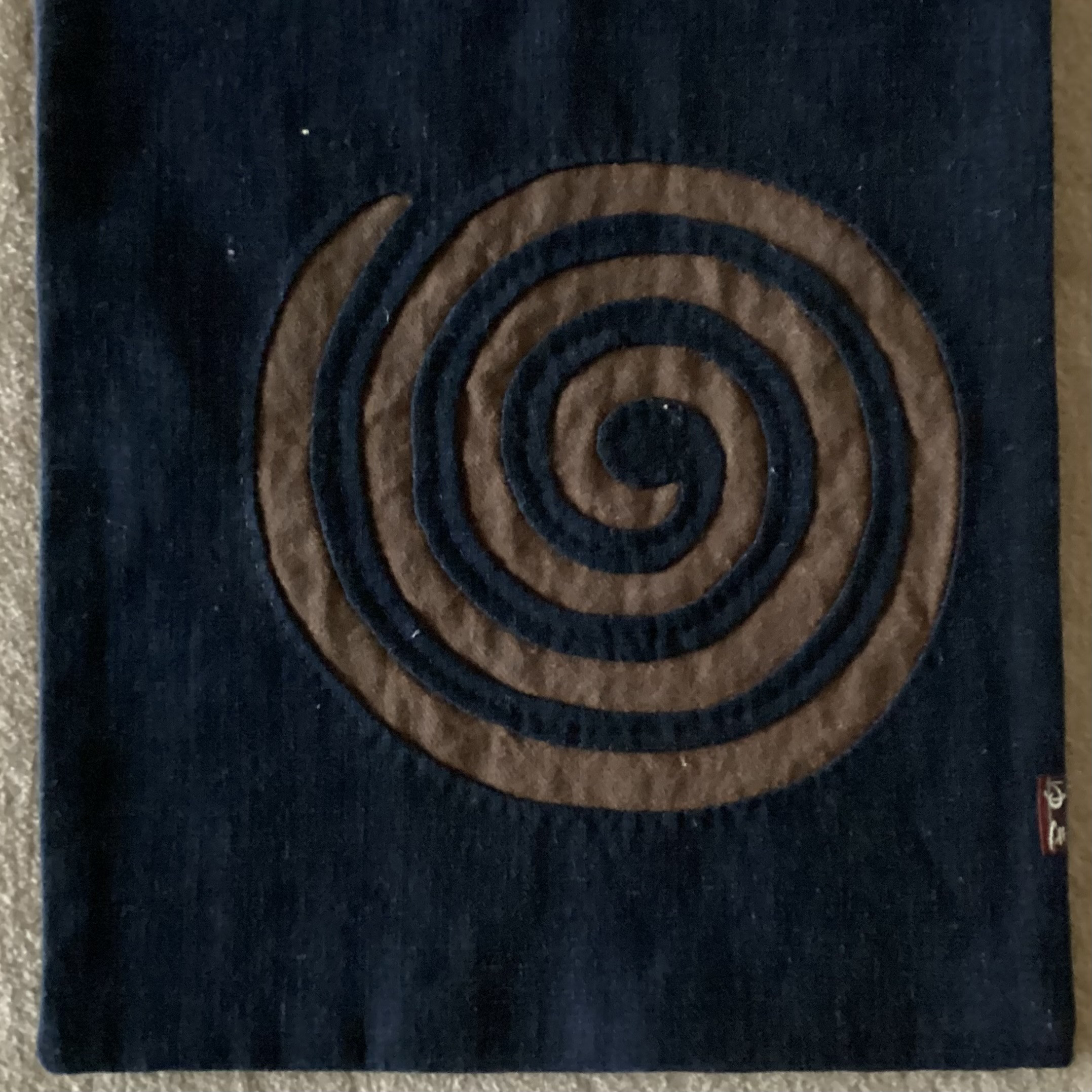 うずまきデザインのタペストリー