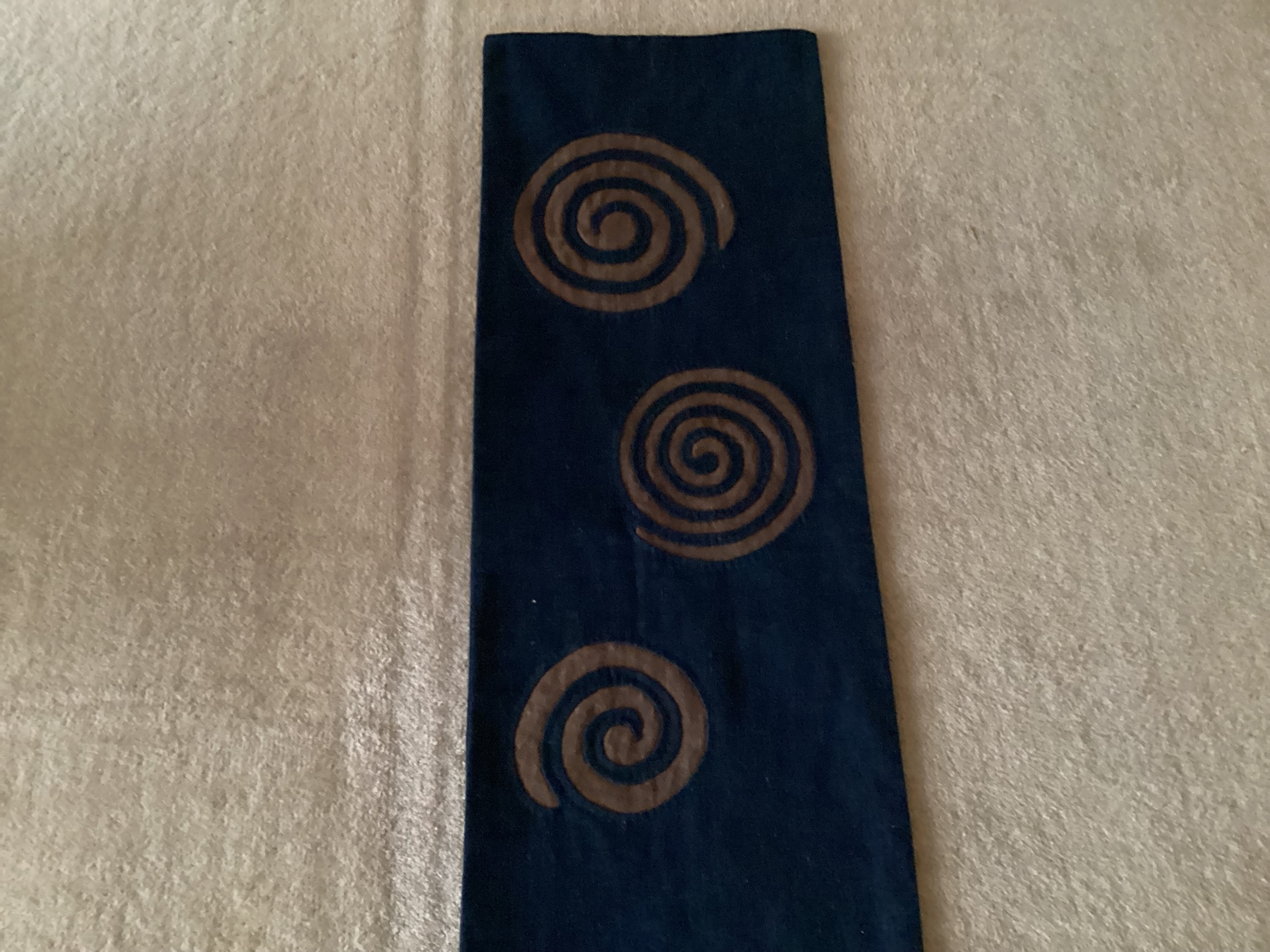 うずまきデザインのタペストリー