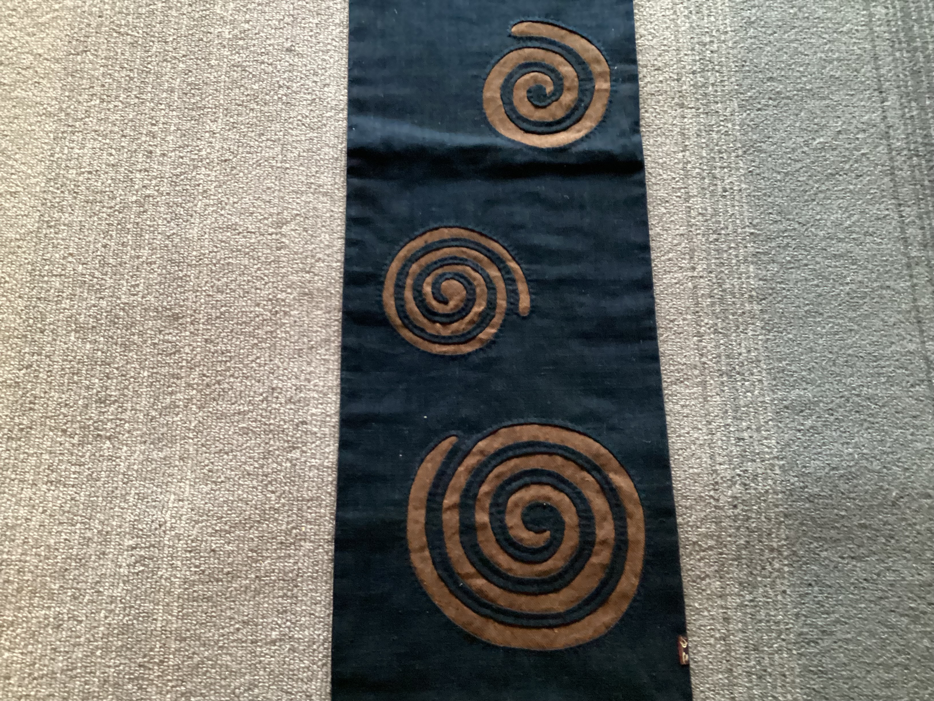 うずまきデザインのタペストリー