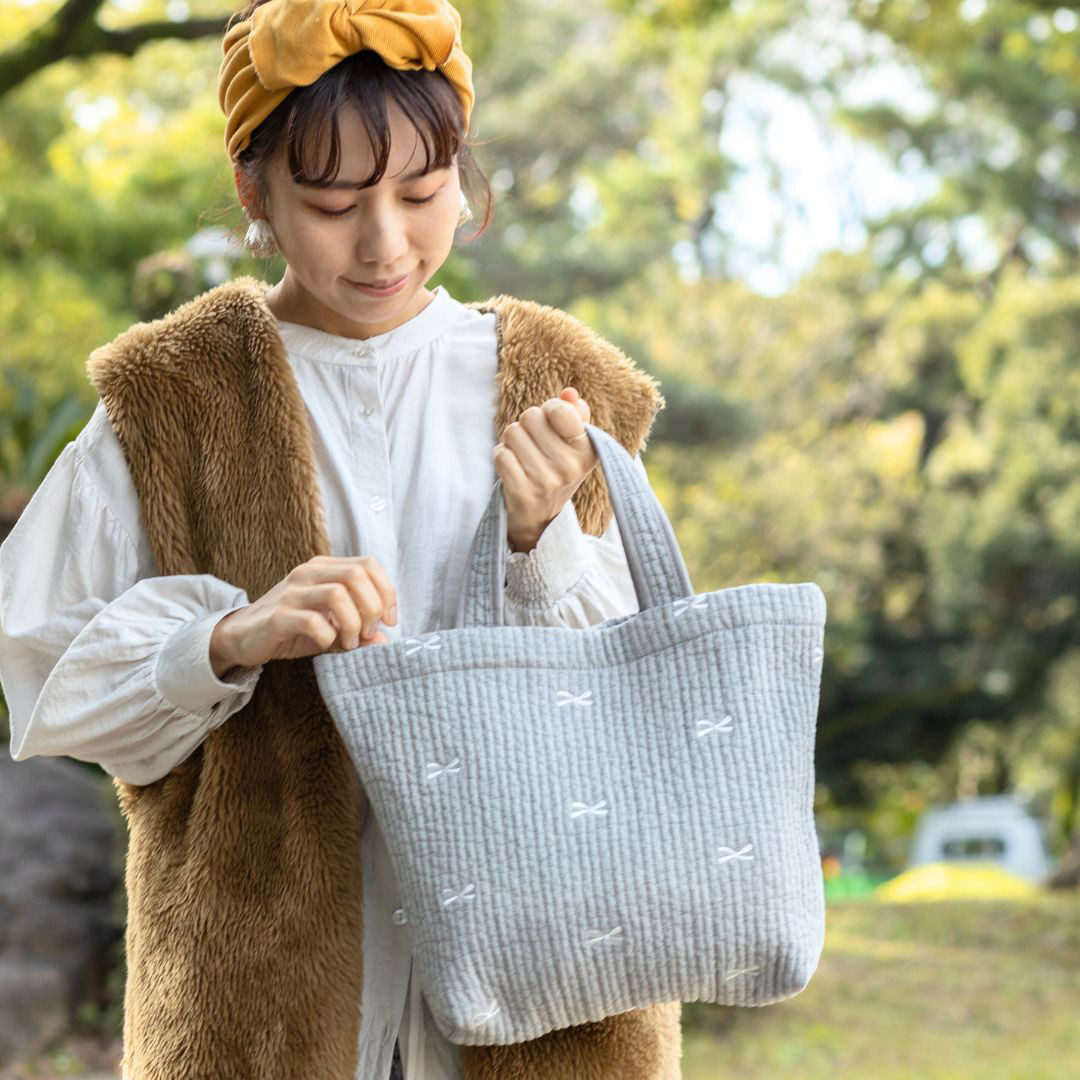 76　韓国　直輸入　ヌビ　ポーチ　グレー×リボン　刺繍入り