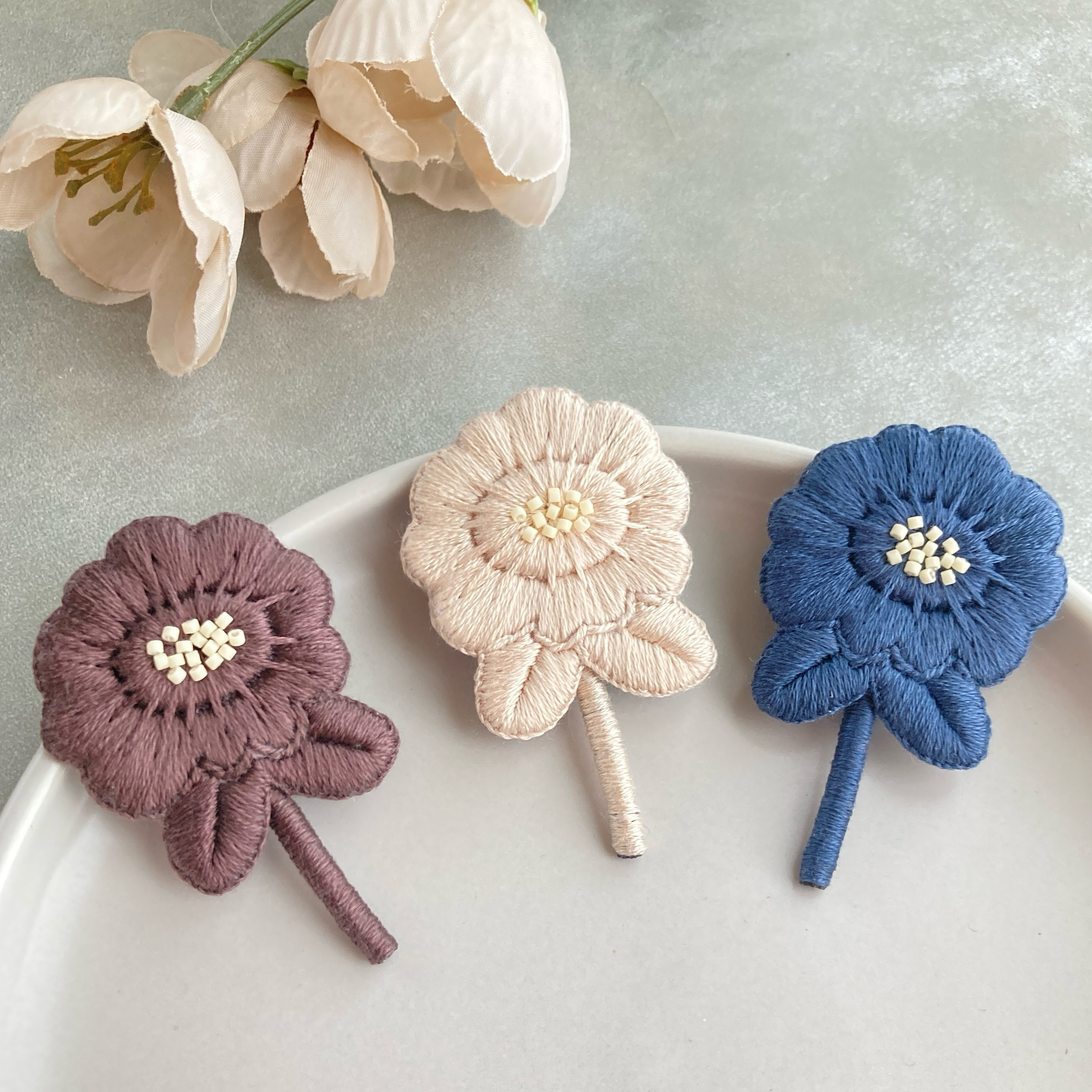まろやかカラー》お花刺繍ブローチ ブローチ myou 通販 18619141