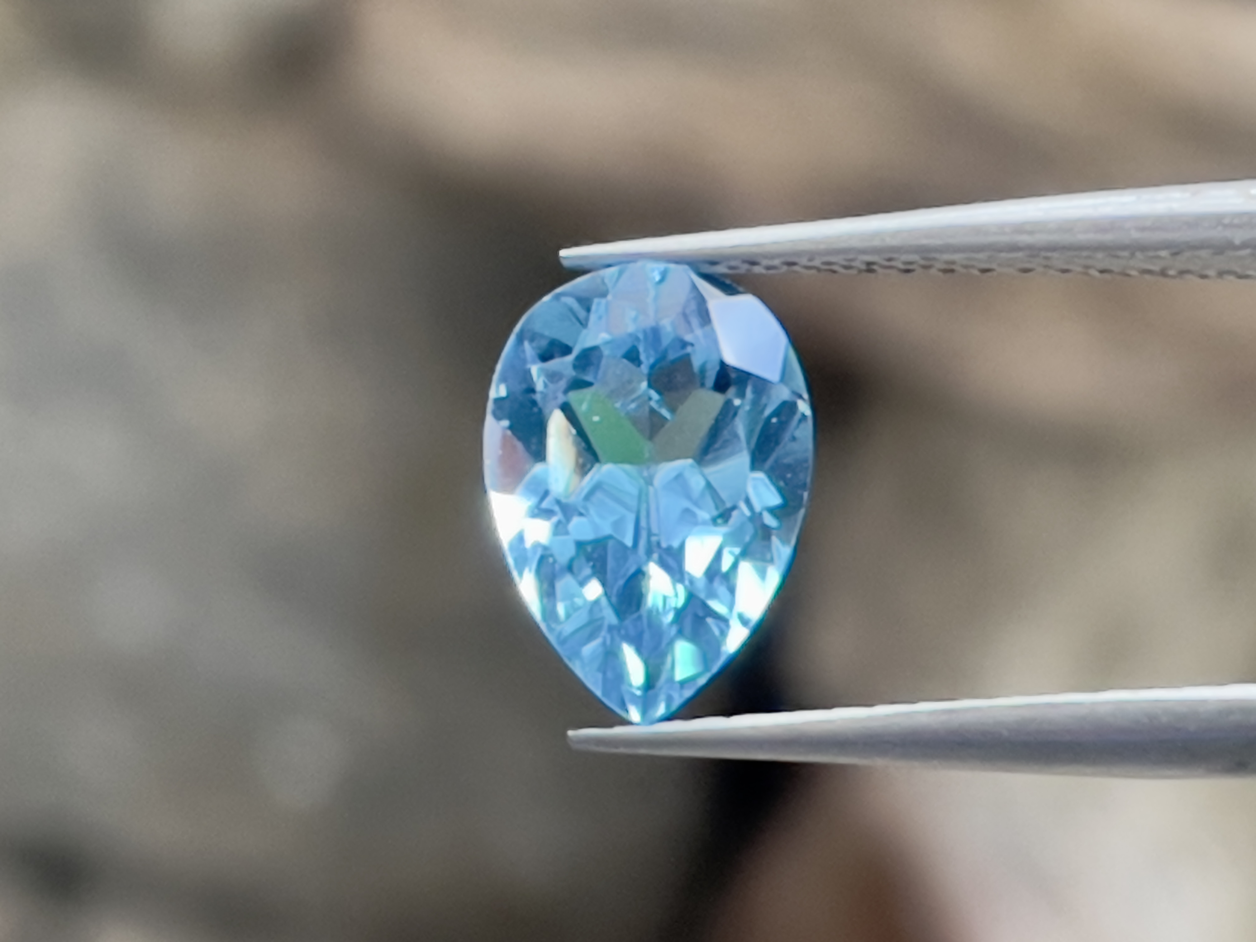 トパーズ 美しいスイスブルートパーズ ルース 2.40 カラット ペアカット 美しい天然宝石