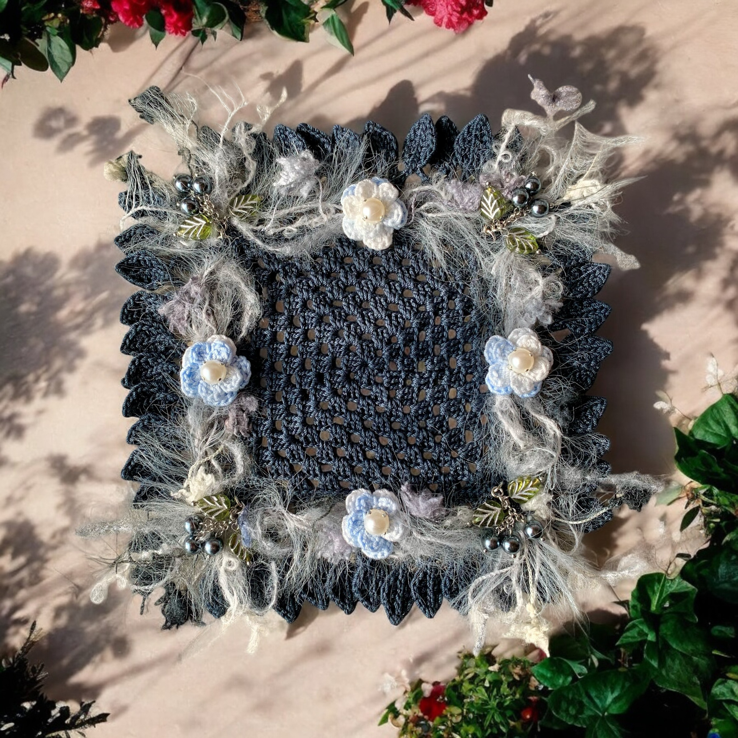 《小さなドイリー》夜空に咲く花々の夢見ドイリー もふもふ　グラニースクエア　ネイビー