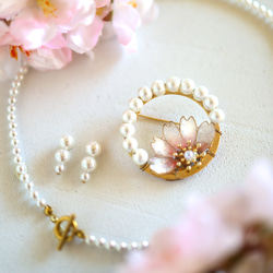 【Creema 獨家】新年福袋 畢業典禮和入學儀式 3 件套 櫻花胸針和貝殼珍珠項鍊和耳環/耳環 Forma 第1張的照片