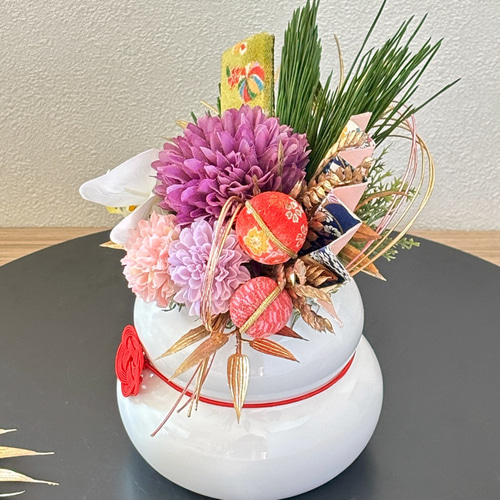 2025年お正月アレンジ【ポンポンマムの和モダン飾り】 桜とポンポンマムの和モダン升アレンジ ＊プリザーブドフラワー