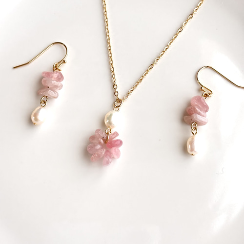 ローズクォーツ 淡水パールとさざれ石のお花のようなネックレスと