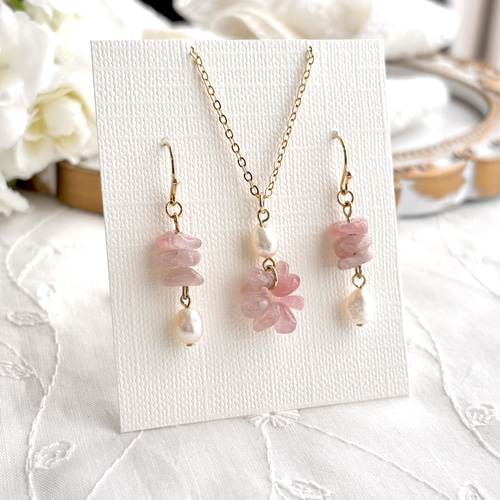 ローズクォーツ 淡水パールとさざれ石のお花のようなネックレスと