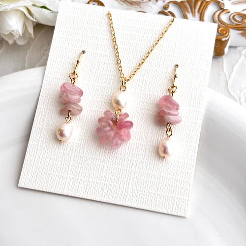 ローズクォーツ 淡水パールとさざれ石のお花のようなネックレスと