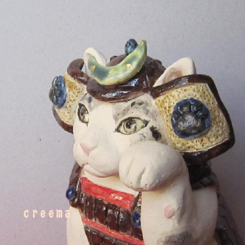 五月人形　猫　武将猫　鎧　兜　スコ座り　陶器　縁起物置物　招き猫 五月人形 猫 武将猫 鎧 兜 スコ座り 陶器 縁起物置物 招き猫 端午の