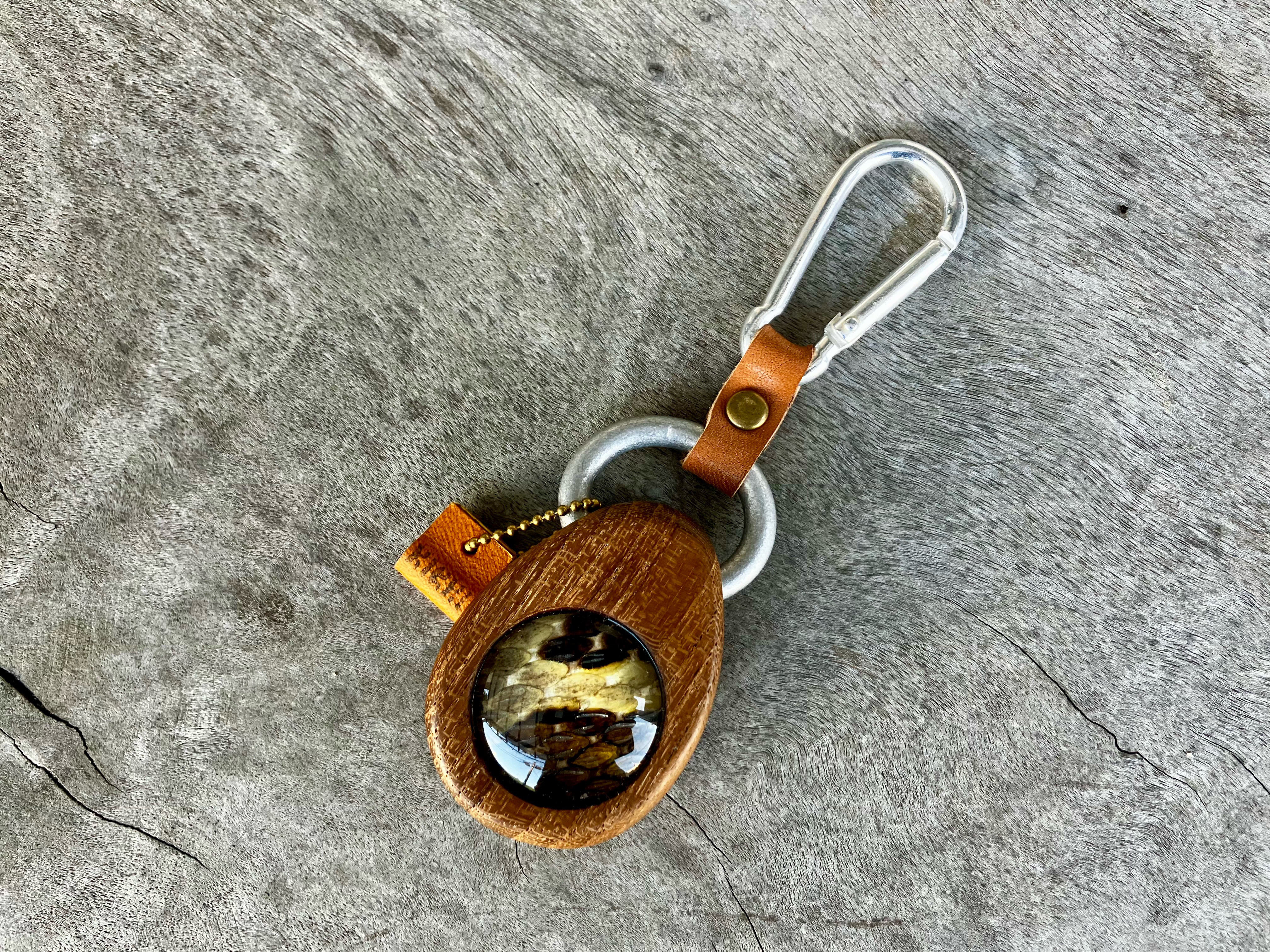 ワシントン条約規制！‘’海外持ち出し禁止‘’の超レアな沖縄の生の蛇革〔波布革〕と世界三大銘木で使ったキーホルダー