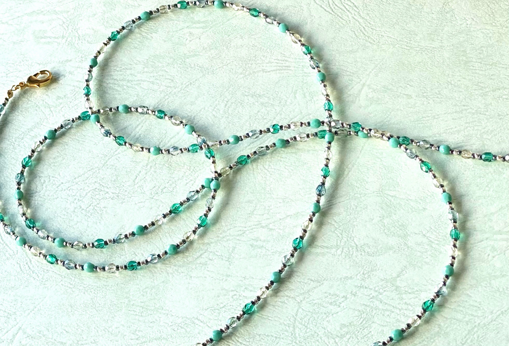 Lush green チェコガラスビーズのマスクストラップ／ネックレス／メガネチェーン