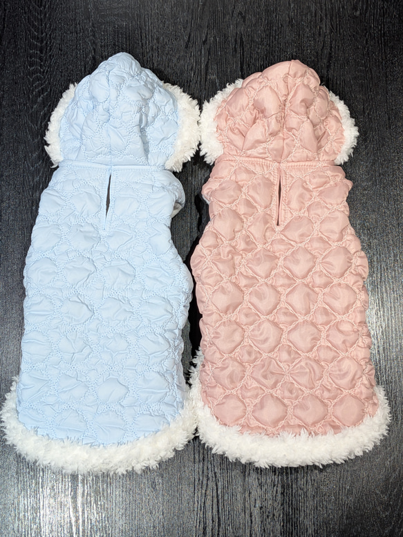 犬服♪フード付き防寒着(マカロンドットのペールブルーとペールピンク)(小型犬SM)首と両脇をマジックテープ止め 1枚目の画像
