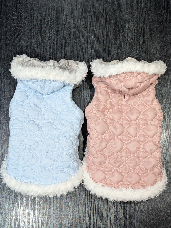 犬服♪フード付き防寒着(マカロンドットのペールブルーとペールピンク)(小型犬SM)首と両脇をマジックテープ止め 2枚目の画像