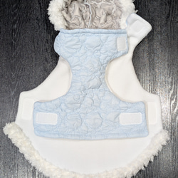 犬服♪フード付き防寒着(マカロンドットのペールブルーとペールピンク)(小型犬SM)首と両脇をマジックテープ止め 4枚目の画像