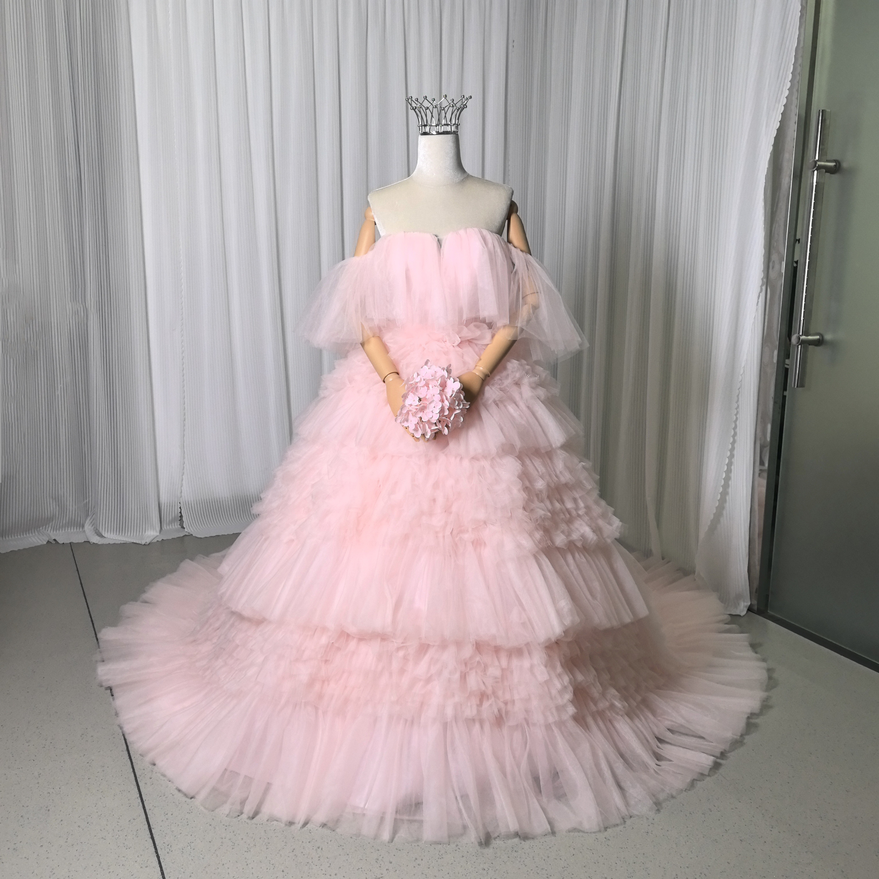 送料無料！カラードレス 薄ピンク ソフトチュール オフショルダー ロングトレーン ブライダル 華やか