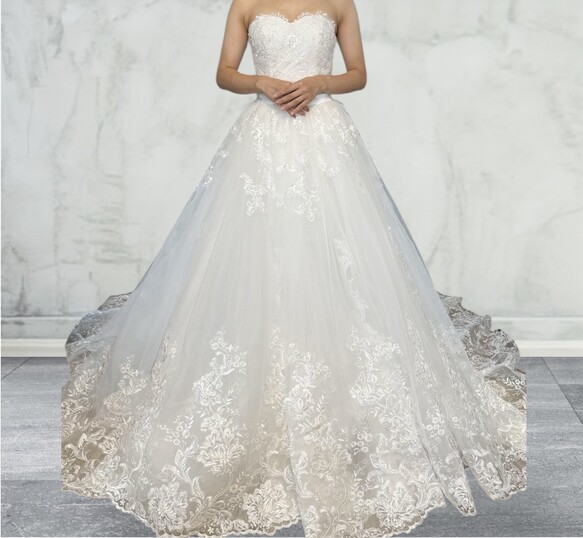 実例写真！ウェディングドレス ベアトップ オーバースカート マーメイドライン マーメイドライン 流れる透け花レース 花嫁