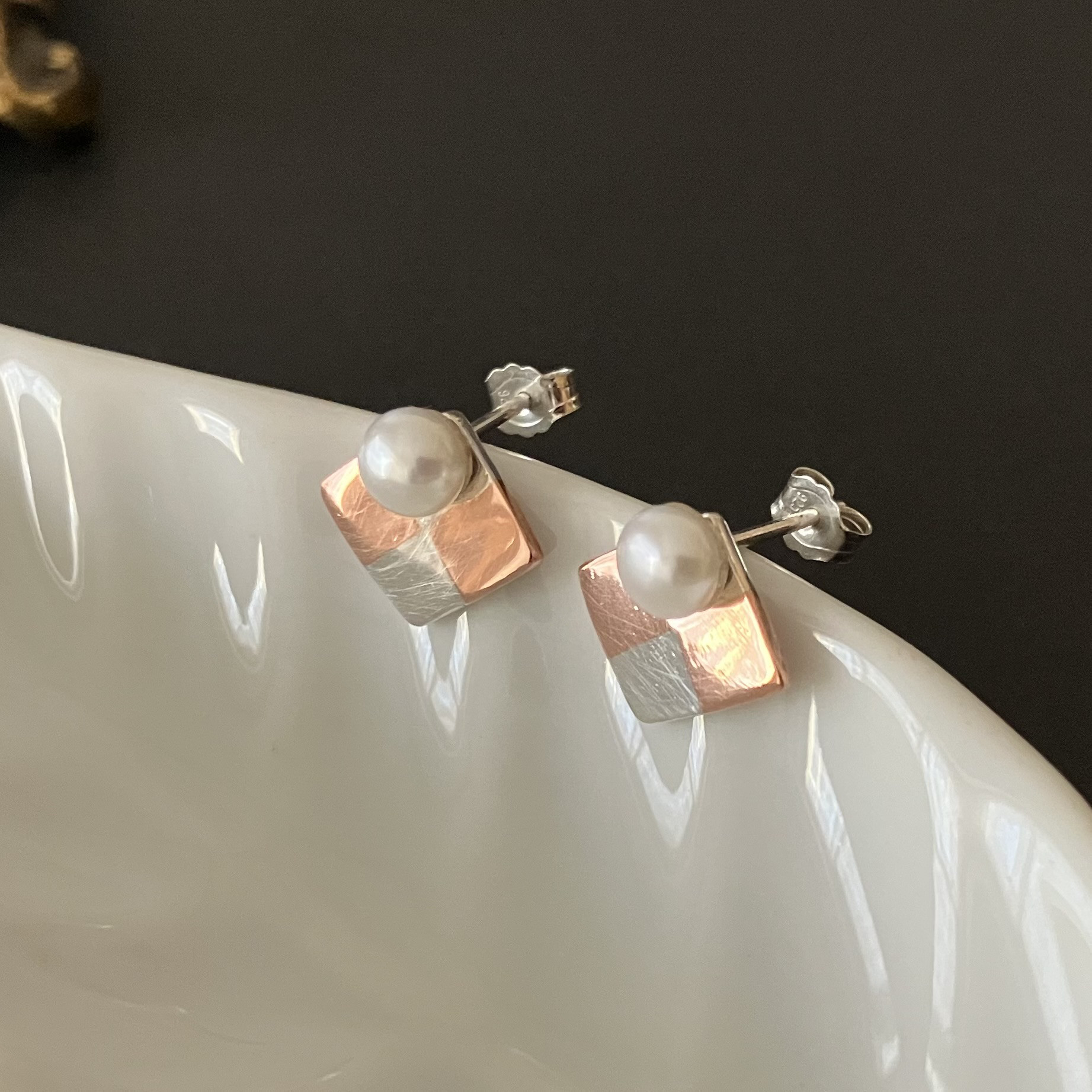 2way [two colors] earrings square pearl