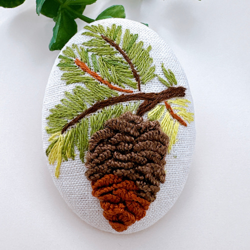 刺繍ブローチ松ぼっくり ブローチ sandy83 通販 18621078｜Creema