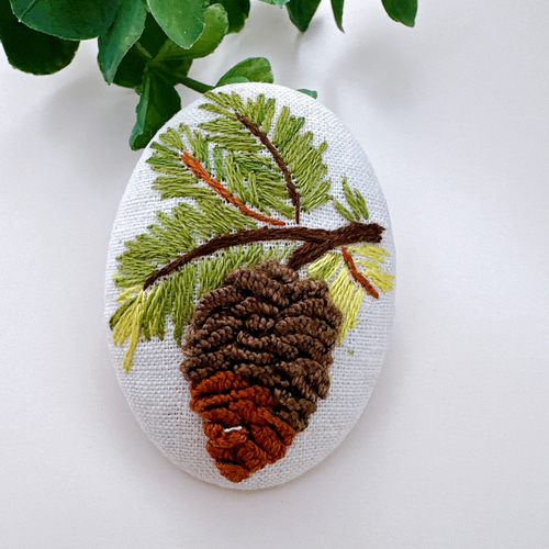 刺繍ブローチ松ぼっくり ブローチ sandy83 通販 18621078｜Creema
