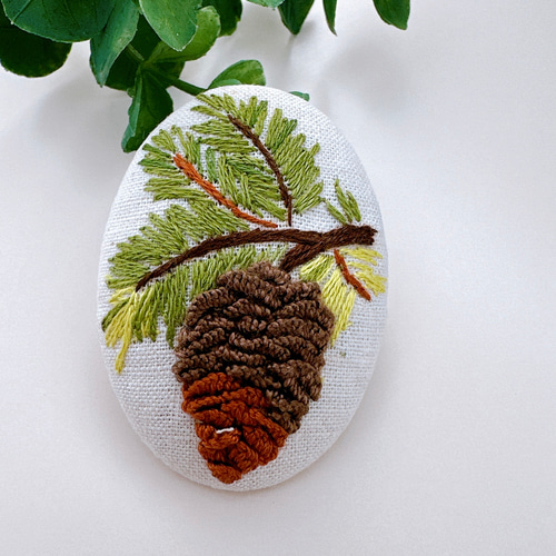 刺繍ブローチ松ぼっくり ブローチ sandy83 通販 18621078｜Creema