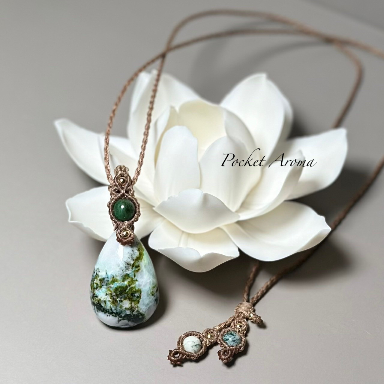 『森詩恵』エピドートインクォーツとグリーンガーネットのマクラメペンダントネックレス