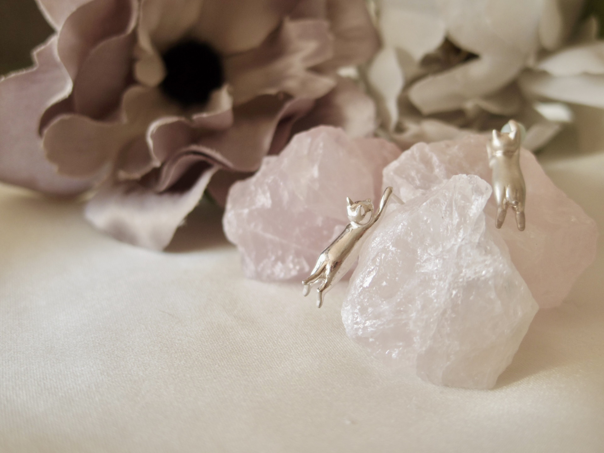 【ねこ好きさんのピアス】お耳にタッチねこピアス　片耳ピアス　SV925 シルバーピアス　CE-1