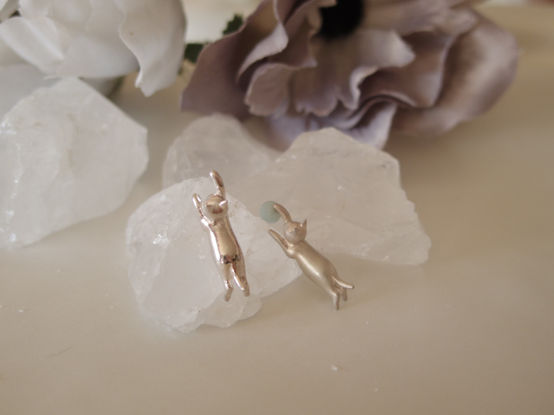 【ねこ好きさんのピアス】お耳にタッチねこピアス　片耳ピアス　SV925 シルバーピアス　CE-1