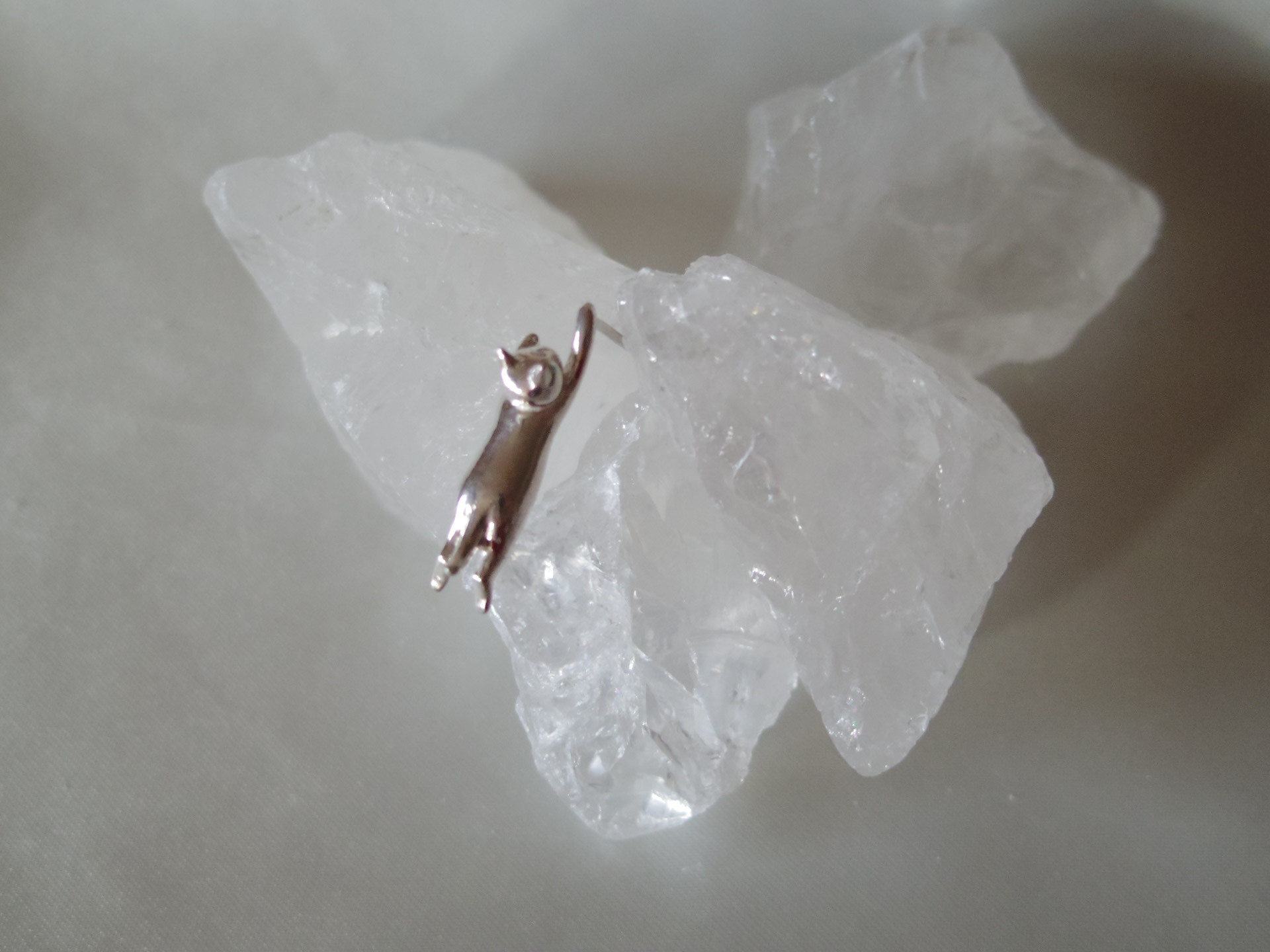 【ねこ好きさんのピアス】お耳にタッチねこピアス　片耳ピアス　SV925 シルバーピアス　CE-1