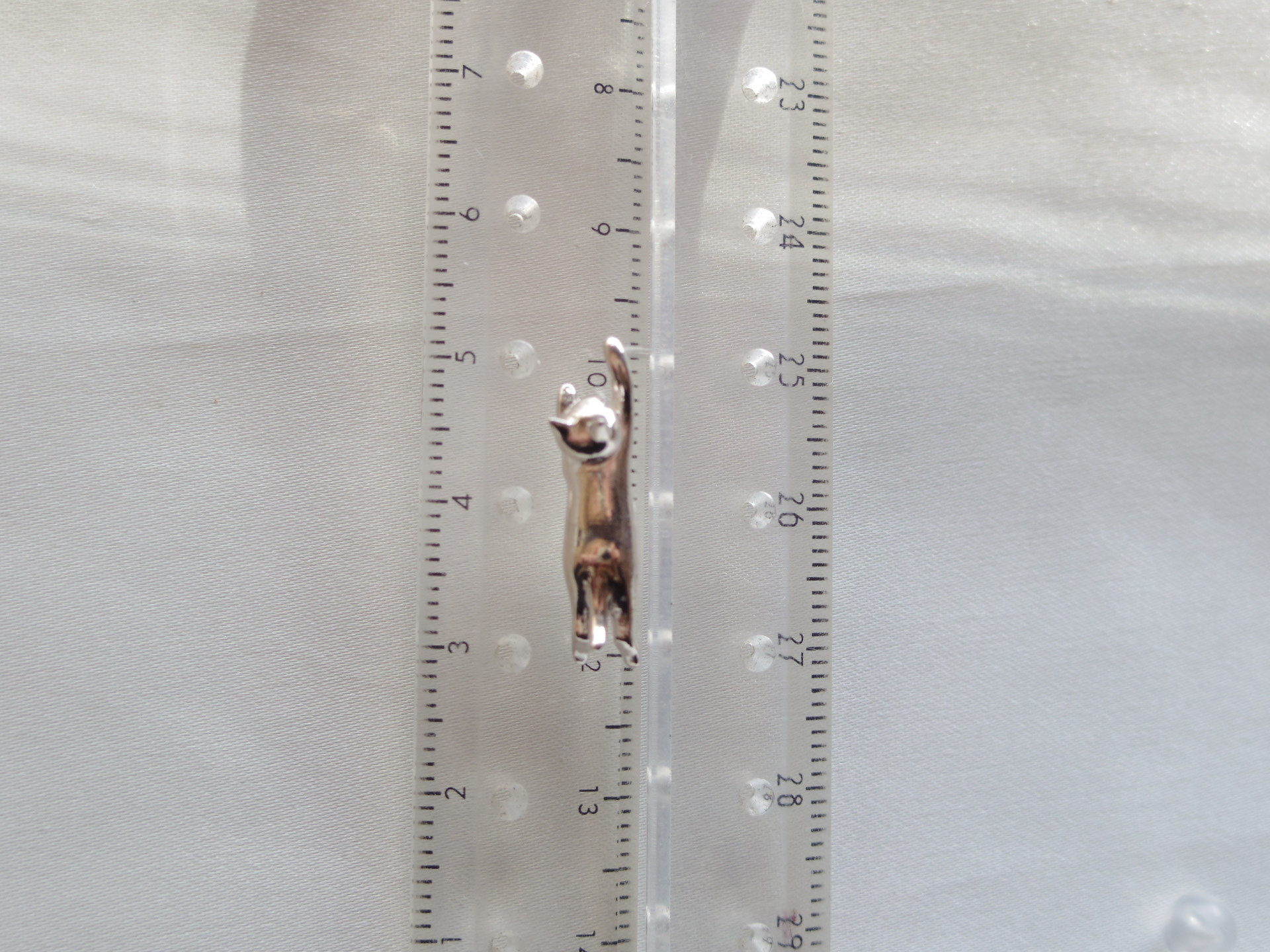 【ねこ好きさんのピアス】お耳にタッチねこピアス　片耳ピアス　SV925 シルバーピアス　CE-1