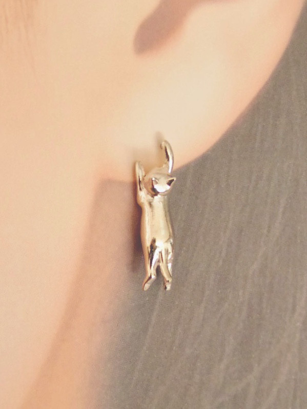 【ねこ好きさんのピアス】お耳にタッチねこピアス　片耳ピアス　SV925 シルバーピアス　CE-1