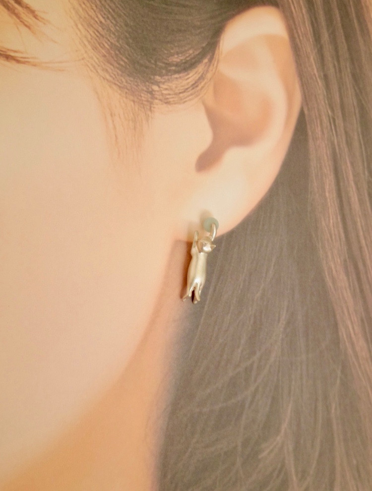 【ねこ好きさんのピアス】お耳にタッチねこピアス　片耳ピアス　SV925 シルバーピアス　CE-1