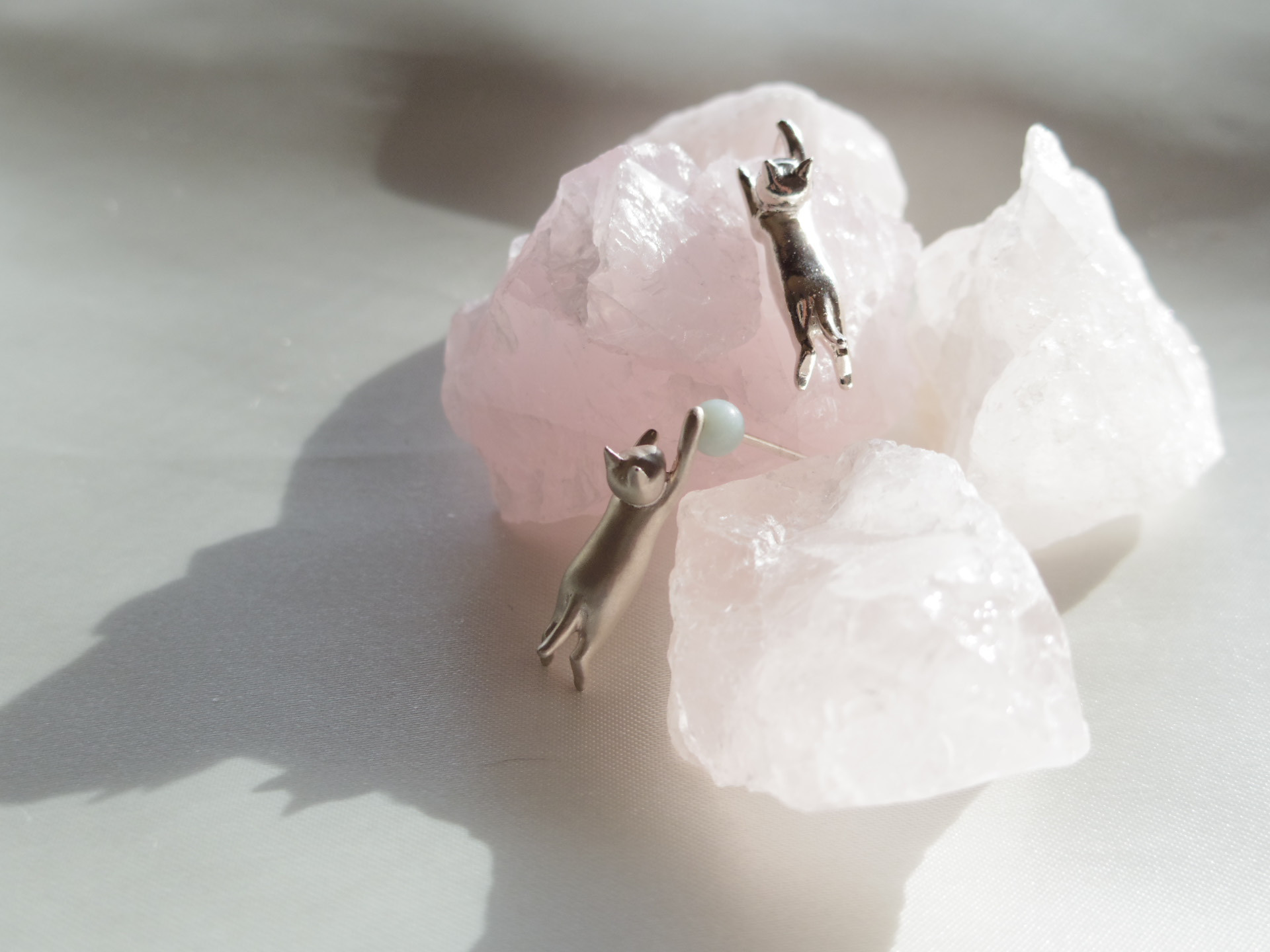 【ねこ好きさんのピアス】お耳にタッチねこピアス　片耳ピアス　SV925 シルバーピアス　CE-1